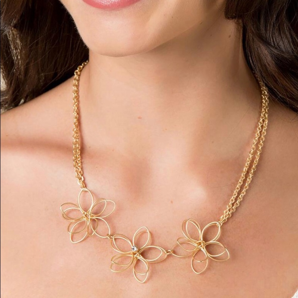BECCA WIRE FLOWER NECKLACE IN GOLD